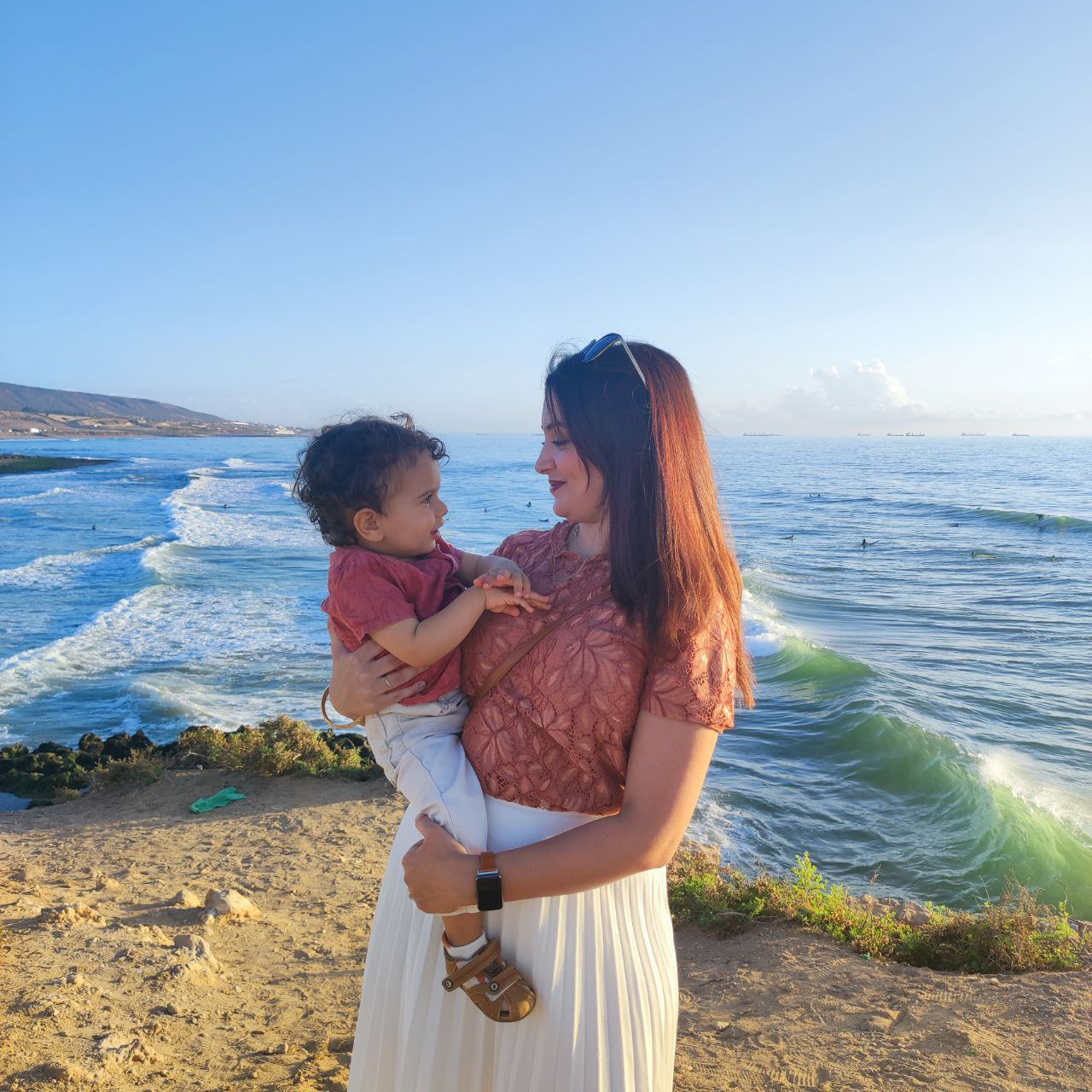 Hanna avec son enfant au bord de la mer